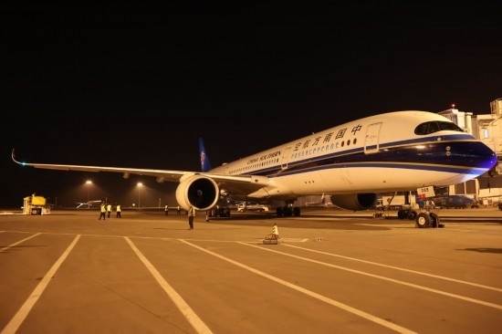 2024年4月24日晚，南航沈陽(yáng)-法蘭克福CZ8021首航航班在沈陽(yáng)桃仙國(guó)際機(jī)場(chǎng)準(zhǔn)備起飛。這是國(guó)內(nèi)航司在東北地區(qū)開通的首條直飛德國(guó)定期航線。