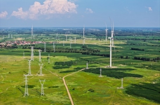 這是2024年7月19日拍攝的內(nèi)蒙古通遼238萬(wàn)千瓦風(fēng)電項(xiàng)目（無(wú)人機(jī)照片）。此項(xiàng)目每年可將75億千瓦時(shí)清潔電能經(jīng)扎魯特—青州±800（千伏）直流特高壓外送通道送至山東地區(qū)消納，相當(dāng)于滿足受端地區(qū)超過(guò)300萬(wàn)戶居民家庭用電需求，節(jié)約標(biāo)煤261萬(wàn)噸，減少二氧化碳排放634萬(wàn)噸。