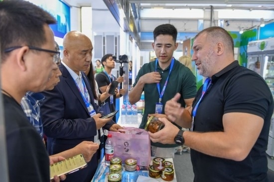 2023年8月23日，在第十四屆中國(guó)—東北亞博覽會(huì)東北亞商品館，俄羅斯參展商向參觀者介紹商品。