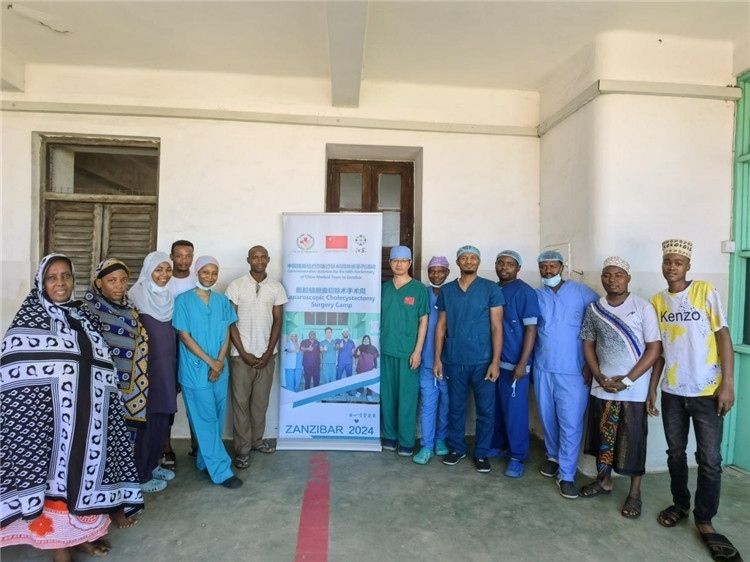 隊(duì)長(zhǎng)蔣國(guó)慶（右七）和手術(shù)醫(yī)生、部分患者合影。中國(guó)援桑醫(yī)療隊(duì)供圖