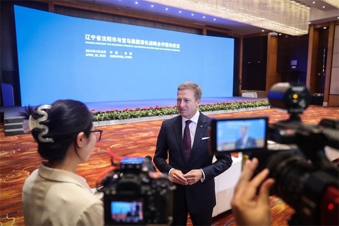 2024年4月26日，寶馬集團董事長齊普策在遼寧省沈陽市與寶馬集團深化戰(zhàn)略合作簽約儀式現(xiàn)場接受采訪。新華社記者潘昱龍攝