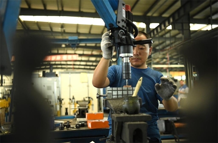 2024年7月30日，在長春吉林通用機械（集團）有限責(zé)任公司模具裝配生產(chǎn)線，鉗工在進行攻絲操作。近年來，吉林通用機械（集團）有限責(zé)任公司通過數(shù)字化改造、智能化升級提高生產(chǎn)效率，提升產(chǎn)業(yè)競爭力，已成為全球鋁加工汽車輕量化零部件知名供應(yīng)商，為奧迪、大眾、寶馬、奔馳、保時捷等多家品牌主機廠供應(yīng)零件。新華社記者柳文惠攝