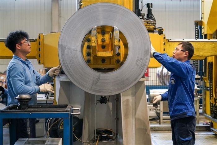 2023年3月16日，工人在位于太倉市高新區(qū)的威爾斯新材料（太倉）有限公司生產(chǎn)車間內(nèi)進行加工作業(yè)。新華社記者李博攝