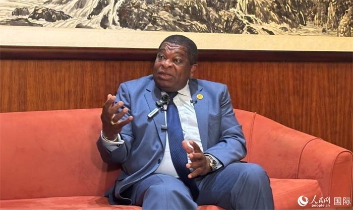 各國(guó)議會(huì)聯(lián)盟秘書(shū)長(zhǎng)馬丁·純貢接受采訪。人民網(wǎng) 曹欣悅攝