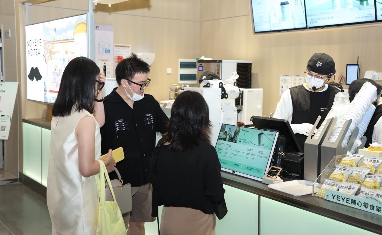 “爺爺不泡茶”奶茶品牌店。人民網 王戰(zhàn)雄攝