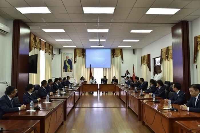 當(dāng)?shù)貢r(shí)間8月20日，圭亞那總統(tǒng)伊爾凡·阿里在圭亞那首都喬治敦鐘阿瑟會(huì)議中心會(huì)見(jiàn)了即將離任的中國(guó)（江蘇）第19期援圭亞那醫(yī)療隊(duì)。 中國(guó)（江蘇）第19期援圭亞那醫(yī)療隊(duì)供圖