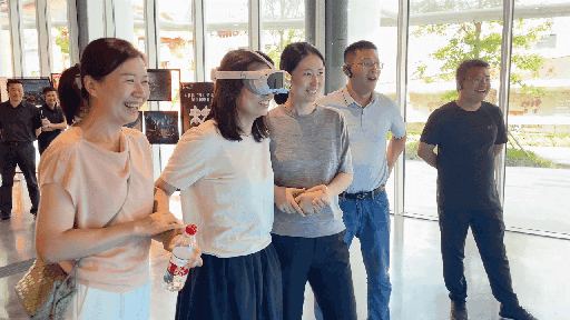 研學團成員正在用VR眼鏡體驗。人民網 王戰(zhàn)雄攝