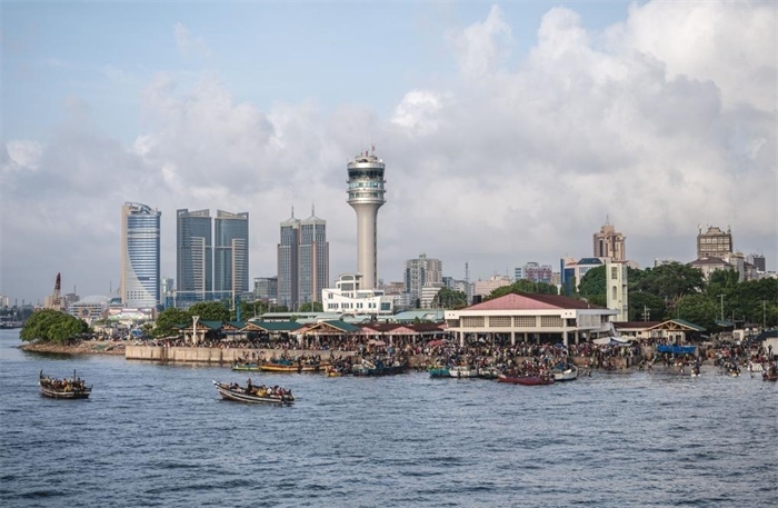 這是2023年12月29日拍攝的坦桑尼亞達累斯薩拉姆漁港。新華社記者王冠森攝