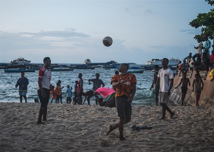 2023年12月31日，人們在坦桑尼亞桑給巴爾島海濱踢球。新華社記者王冠森攝