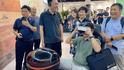 研學團成員正在用VR眼鏡體驗。人民網 王戰(zhàn)雄攝