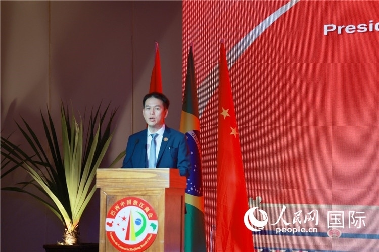 巴西中國浙江商會執(zhí)行會長陳翔廣宣讀賀電。人民網(wǎng)記者 陳海琪攝