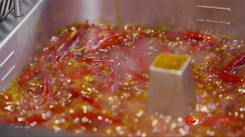 成都麻辣火鍋。人民網(wǎng)記者 張榮攝