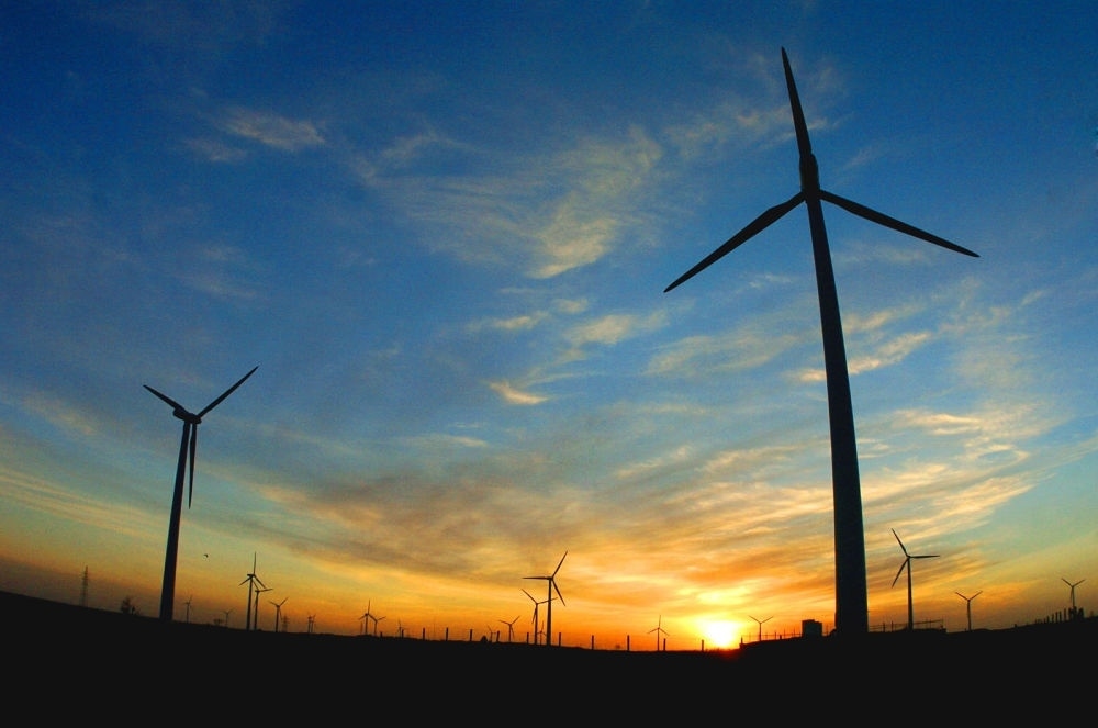 2005年，吉林省白城市通榆縣境內(nèi)幾十部風(fēng)力發(fā)電機(jī)組在工作。新華社發(fā)