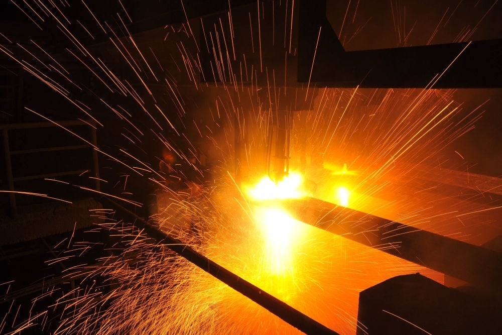 2015年3月10日，東北特鋼集團(tuán)大連基地生產(chǎn)的合金鋼連鑄坯進(jìn)行定尺切割。新華社發(fā)