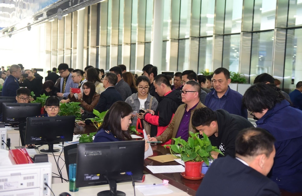 2017年4月10日，中國（遼寧）自由貿(mào)易試驗區(qū)沈陽片區(qū)揭牌當(dāng)日，眾多企業(yè)咨詢注冊。新華社記者楊青攝