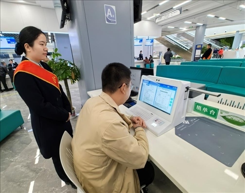 市民用電子范例填單臺錄入信息。人民網(wǎng)記者 周雯攝