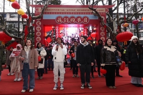 “熊貓叨叨”團隊參加上海四平社區(qū)“元宵行街會”。