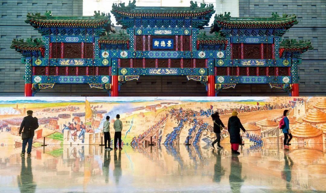 △2022年1月，觀眾在首都博物館參觀“穿越時(shí)空的大運(yùn)河”數(shù)字影像展。