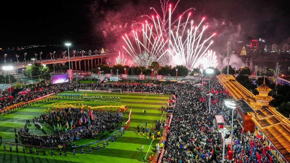 2024全國“村晚”示范展示活動暨貴州“村超村晚”舉行音樂煙花秀表演（無人機(jī)照片，2024年2月3日攝）。新華社記者 劉續(xù) 攝