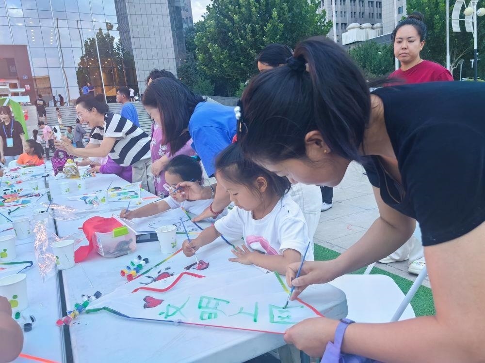 △家長(zhǎng)與孩子一起參與“文明上網(wǎng)”系列主題活動(dòng)。