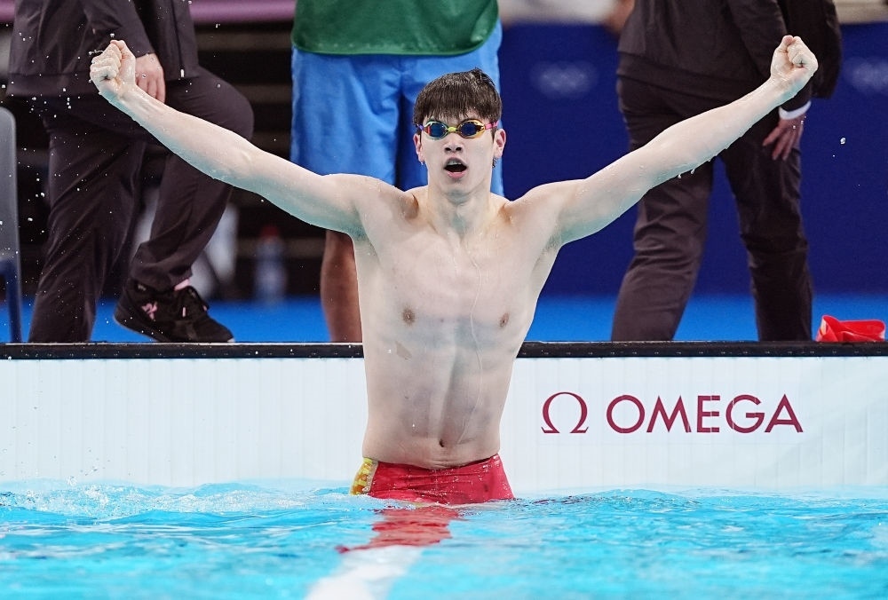 中國選手潘展樂在巴黎奧運(yùn)會游泳男子100米自由泳決賽后慶祝奪冠及打破世界紀(jì)錄（2024年7月31日攝）。新華社記者 杜宇 攝
