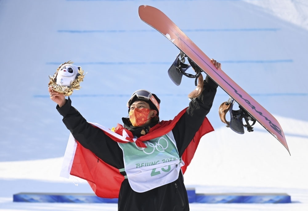蘇翊鳴在北京2022年冬奧會單板滑雪男子大跳臺決賽奪冠后慶祝（2022年2月15日攝）。新華社記者 黃宗治 攝