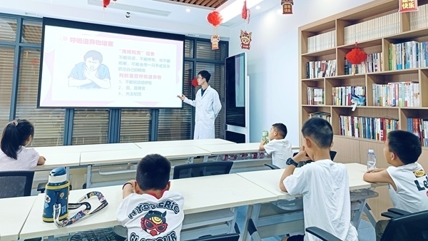 西安交通大學(xué)“筑夢醫(yī)心·護佑三農(nóng)”實踐團開展健康科普。校方供圖