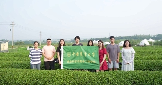 在山東日照，中國農(nóng)業(yè)大學(xué)食品學(xué)院實踐團就農(nóng)業(yè)生產(chǎn)智能化設(shè)備、肥料選用等問題開展實地調(diào)研，并面向300余名村民陸續(xù)開展4次科普宣講。校方供圖