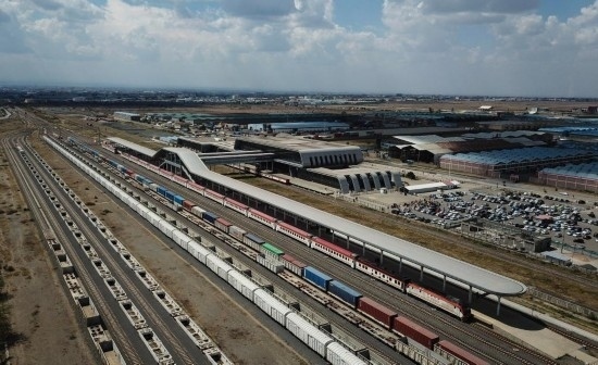 這是2023年9月在肯尼亞首都內(nèi)羅畢拍攝的蒙內(nèi)鐵路內(nèi)羅畢站（無人機照片）。新華社記者 韓旭 攝