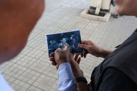 恩貢亞尼在看坦贊鐵路建設(shè)時(shí)期拍攝的老照片。