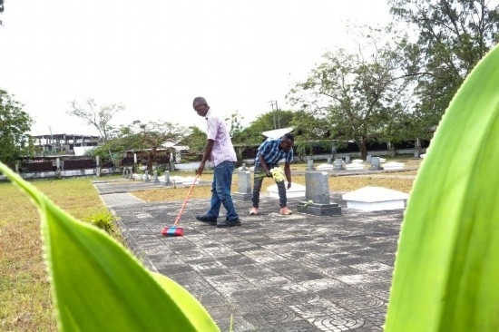 8月12日，姆薩菲里·奧馬里（右）和同事在援坦中國專家公墓打掃。