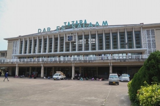 坦贊鐵路始發(fā)站達(dá)累斯薩拉姆站外景。