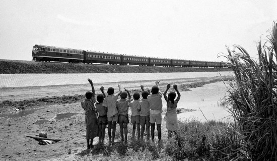 贊比亞魯西瓦西湖畔的少年兒童歡迎坦贊鐵路的列車通到他們的家鄉(xiāng)（1976年攝）。