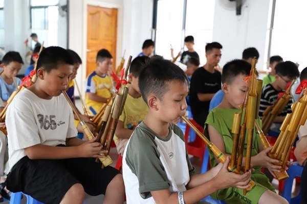 孩子們?cè)趯W(xué)吹蘆笙。融水縣文化館供圖