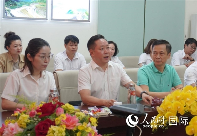 越中電力公司董事長李志雄（前排左二）介紹越南電力情況。葛沙莎攝