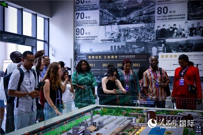 2024“一帶一路”媒體合作論壇聯(lián)合采訪調(diào)研行成員在東郊記憶園區(qū)參觀采訪。本報記者 伊霄攝