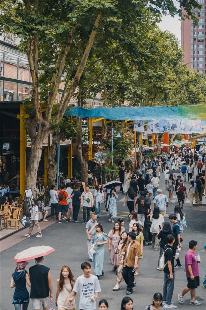 北街美食區(qū)是東郊記憶園區(qū)集美食、文化與休閑于一體的特色區(qū)域，為游客和當?shù)鼐用裉峁┝素S富多樣的餐飲選擇。資料圖片