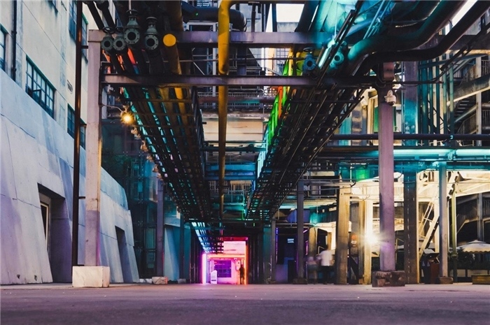 東郊記憶園區(qū)工業(yè)橫街完整地保留了園區(qū)的工業(yè)元素，如工業(yè)煙囪、動力管廊架和水塔等，形成了園區(qū)獨特的工業(yè)風景線。資料圖片