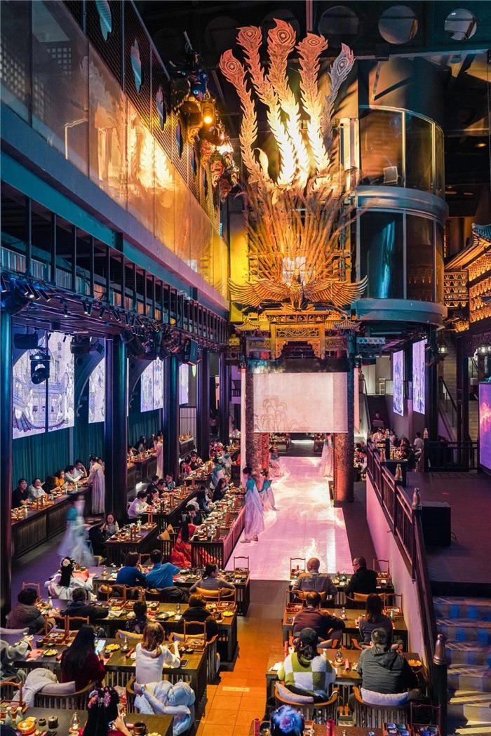 東郊記憶園區(qū)內(nèi)以蜀地文化為創(chuàng)作背景，溯源中國傳統(tǒng)宴飲儀禮打造的全景沉浸式漢文化主題餐秀。成都傳媒集團供圖