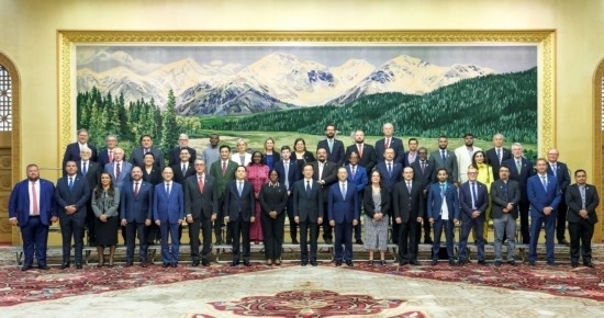  8月30日，國家副主席韓正在北京集體會見出席2024年國際議員友好交流論壇的各國代表。新華社記者 丁林 攝