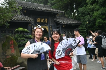 媒體考察團成員在都江堰清溪園合影留念。（陳斌 攝）