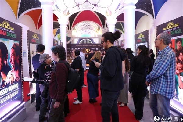 為期4天的第三屆中國－巴西電影展期間，來自中巴兩國的14部參展影片受到巴西電影愛好者和社會各界人士好評，圖為當?shù)赜^眾在影展舉辦地巴西里約熱內(nèi)盧勞拉—阿爾維姆文化之家的迎賓廳欣賞參展電影海報。 人民網(wǎng)記者 陳一鳴攝