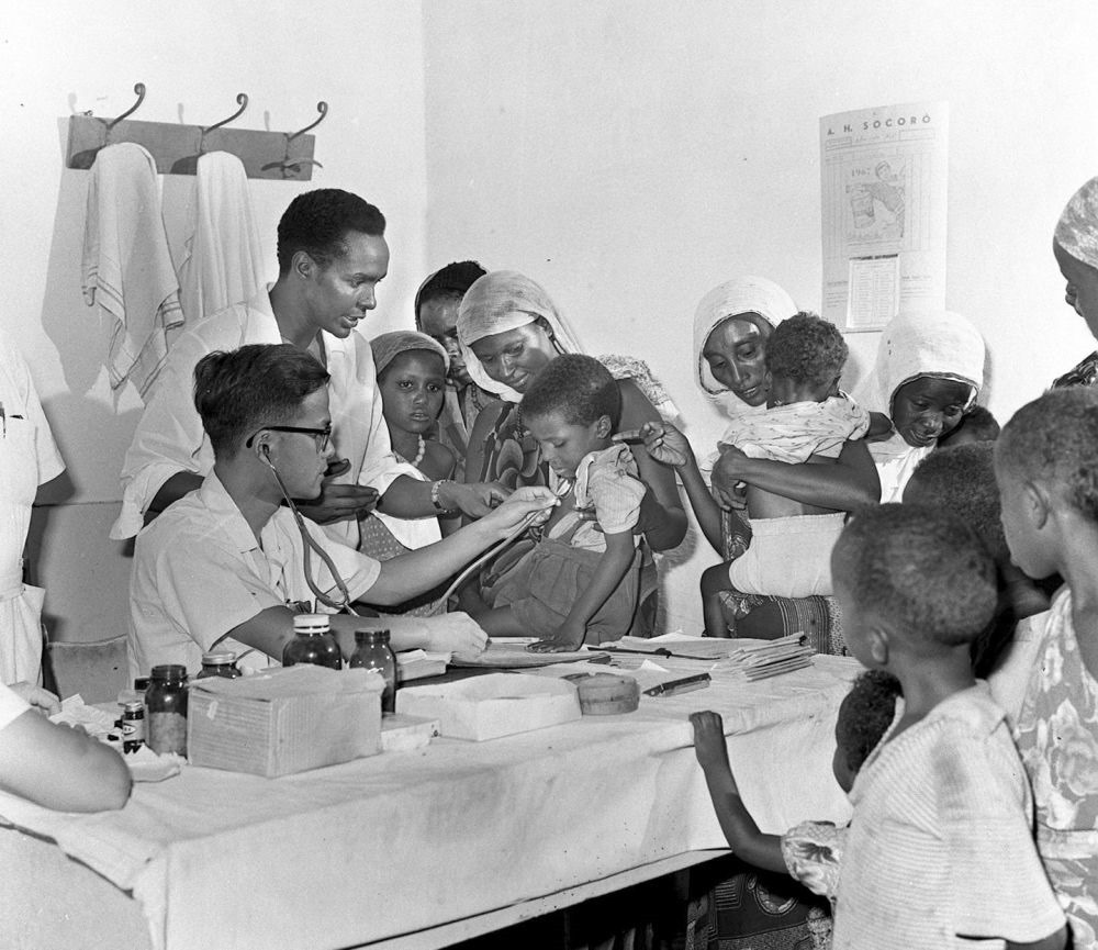 1968年4月，中國醫(yī)療隊醫(yī)生在索馬里阿弗戈依鎮(zhèn)巡回醫(yī)療時為當(dāng)?shù)貎和尾　? width=