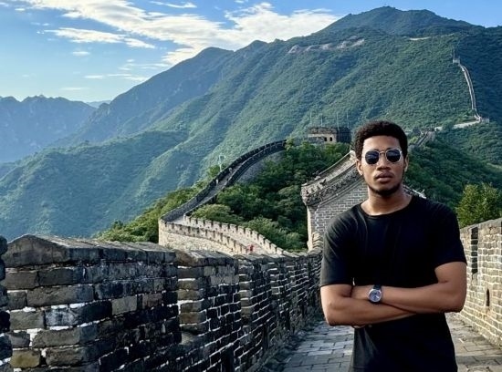 8月28日，尼日利亞青年阿米爾·阿希姆在慕田峪長城留影。新華社發(fā)（清華大學供圖）