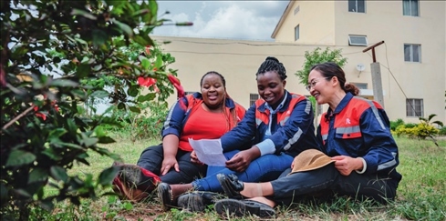 在肯尼亞內(nèi)羅畢，非洲之星鐵路運(yùn)營公司工電部電子設(shè)備檢修工區(qū)工長陳玲（右）在休息時(shí)教學(xué)員唱中文歌曲（2023 年 5 月 23 日攝） 王冠森攝 / 本刊