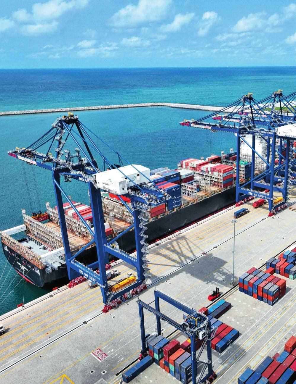 由中國港灣工程有限責(zé)任公司承建的尼日利亞萊基深水港位于中尼合作建設(shè)的拉各斯萊基自貿(mào)區(qū)內(nèi)，是尼日利亞首個(gè)現(xiàn)代化深水港和最大港口。圖為一艘貨輪在尼日利亞拉各斯萊基深水港裝卸集裝箱（2024 年 3 月 11 日攝）萊基港公司供圖
