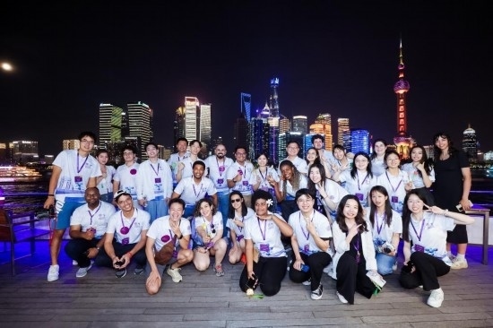8月21日，中外青年在上海參觀時合影留念。新華社發(fā)（清華大學供圖）