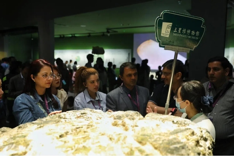 8月31日，亞洲媒體考察團(tuán)參訪三星堆博物館。左一為馬來西亞《星報》首席商務(wù)官莉迪婭·王。《中國經(jīng)濟(jì)周刊》記者肖翊攝