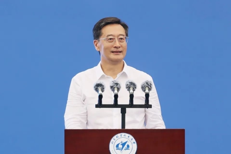 中國(guó)工程院院士、北京航空航天大學(xué)校長(zhǎng)王云鵬在2024級(jí)新生開(kāi)學(xué)典禮上講話。校方供圖