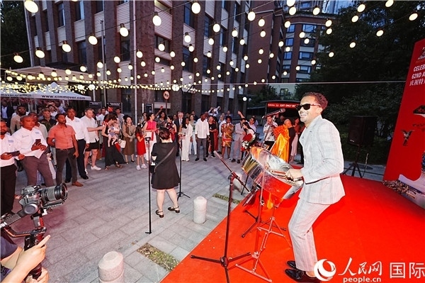 來(lái)自特多的藝術(shù)家在慶祝儀式上表演特多鋼鼓。人民網(wǎng)記者 趙益普攝